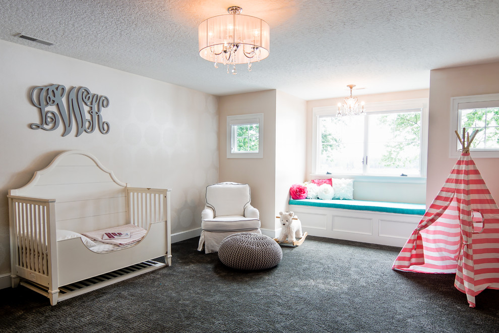 Diseño de dormitorio infantil de 1 a 3 años campestre con paredes blancas, moqueta y suelo gris
