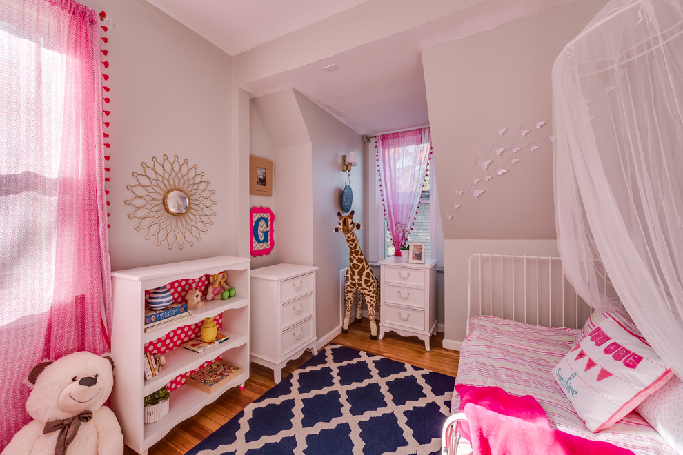 Idéer för små barnrum kombinerat med sovrum, med grå väggar och mellanmörkt trägolv