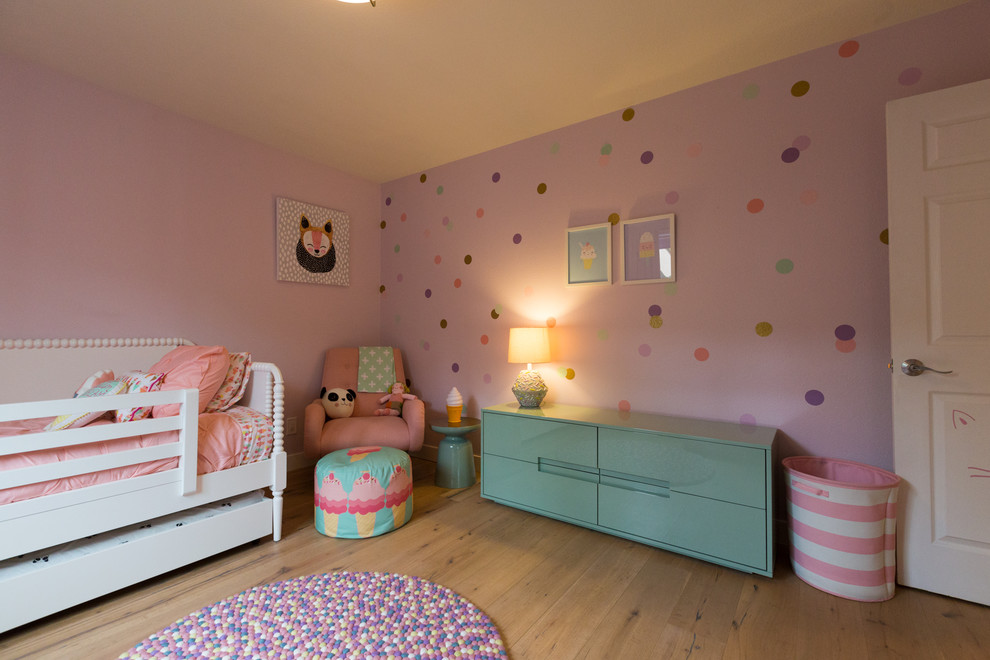 Inredning av ett minimalistiskt barnrum