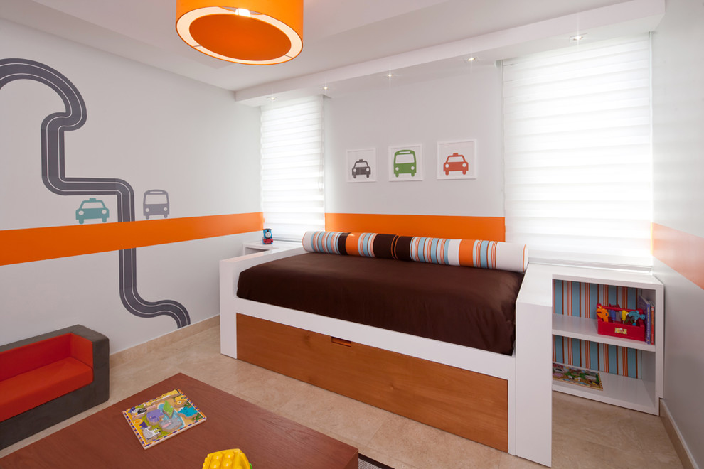 Стильный дизайн: детская среднего размера в современном стиле с спальным местом, серыми стенами и мраморным полом для ребенка от 1 до 3 лет, мальчика - последний тренд