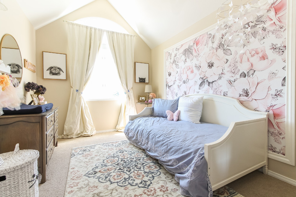 Inspiration för ett mellanstort vintage flickrum kombinerat med sovrum och för 4-10-åringar, med beige väggar, heltäckningsmatta och beiget golv