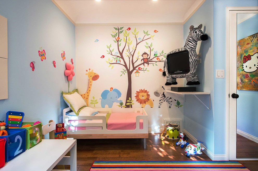 Свежая идея для дизайна: детская в современном стиле с спальным местом, паркетным полом среднего тона и разноцветными стенами для ребенка от 1 до 3 лет, девочки - отличное фото интерьера