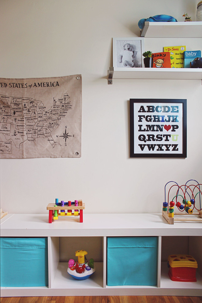 Idee per una cameretta per bambini da 1 a 3 anni minimalista di medie dimensioni con pareti bianche e parquet chiaro