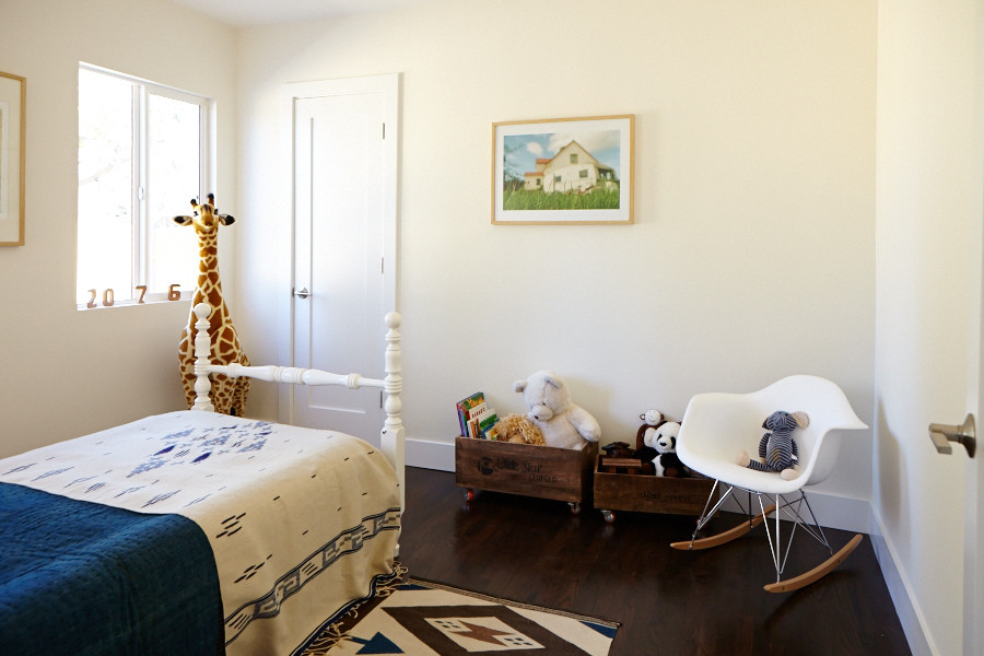 Example of a minimalist kids' room design in Los Angeles