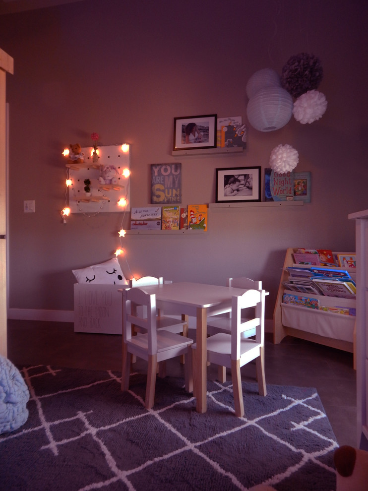 Aménagement d'une chambre d'enfant de 4 à 10 ans scandinave de taille moyenne avec un mur vert, un sol en calcaire et un sol noir.