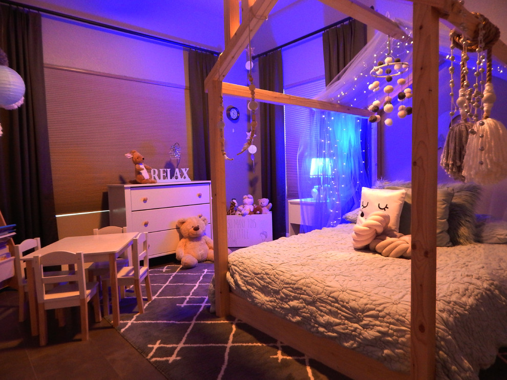 Mittelgroßes Skandinavisches Mädchenzimmer mit Schlafplatz, grüner Wandfarbe, Kalkstein und schwarzem Boden in Austin