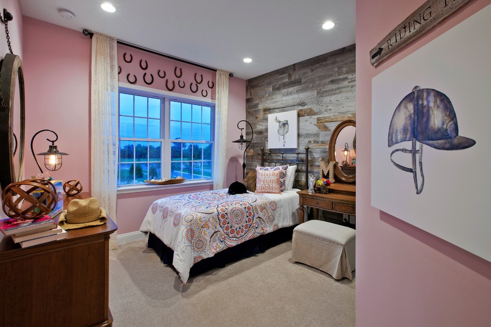 Bild på ett vintage barnrum kombinerat med sovrum, med rosa väggar och heltäckningsmatta