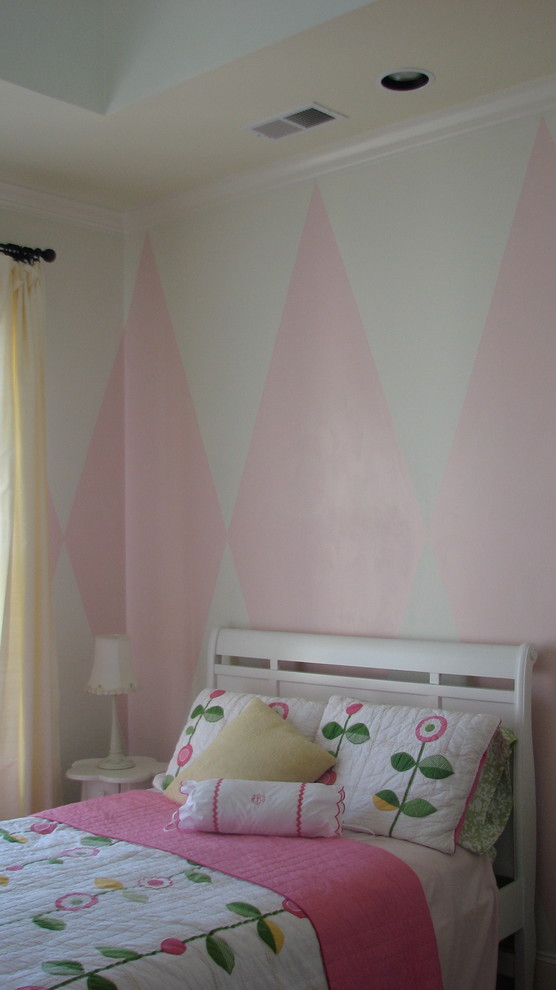 Lantlig inredning av ett stort flickrum kombinerat med sovrum och för 4-10-åringar, med rosa väggar, heltäckningsmatta och beiget golv