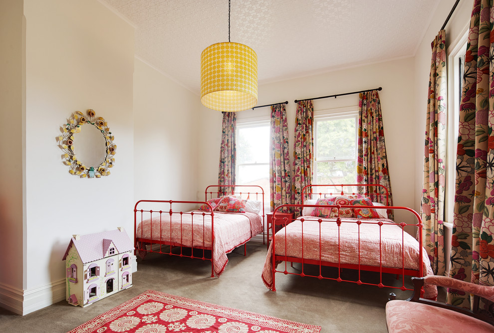 Aménagement d'une chambre d'enfant de 1 à 3 ans éclectique avec un mur beige et sol en béton ciré.