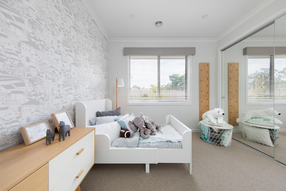 Exempel på ett minimalistiskt könsneutralt barnrum kombinerat med sovrum och för 4-10-åringar, med grå väggar och heltäckningsmatta