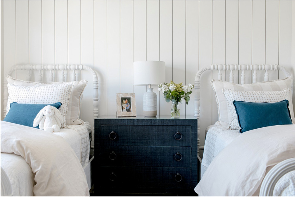 Maritimes Mädchenzimmer mit Schlafplatz, weißer Wandfarbe und Holzdielenwänden in Orange County