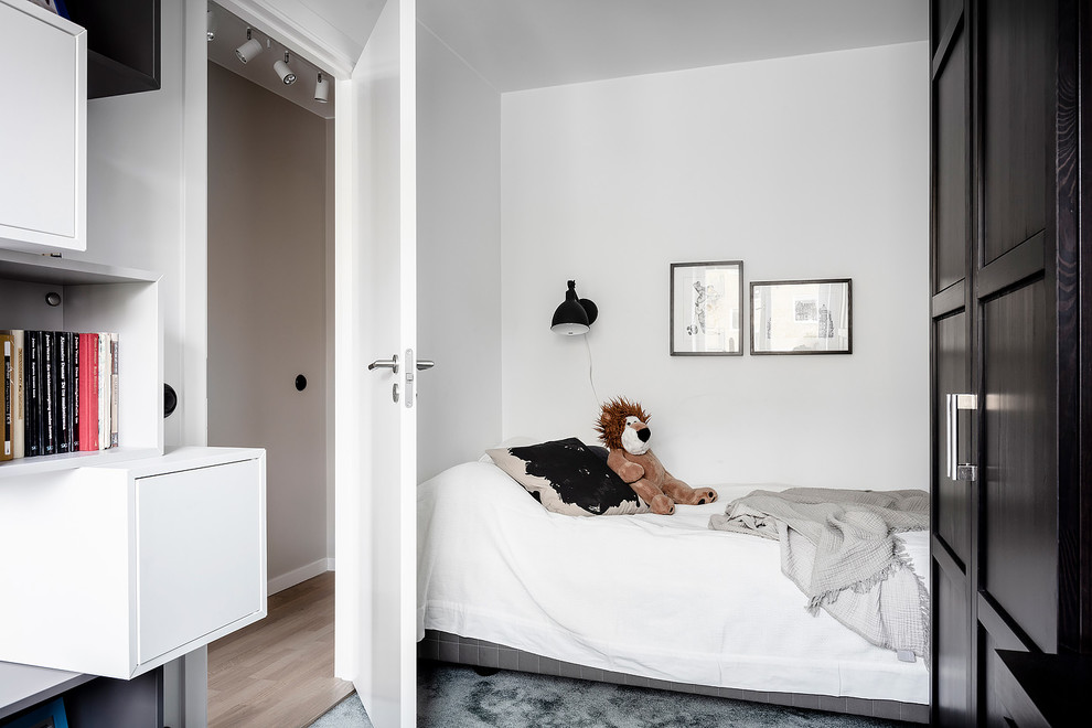 На фото: детская среднего размера в скандинавском стиле с спальным местом, белыми стенами, ковровым покрытием и бирюзовым полом для подростка, мальчика с