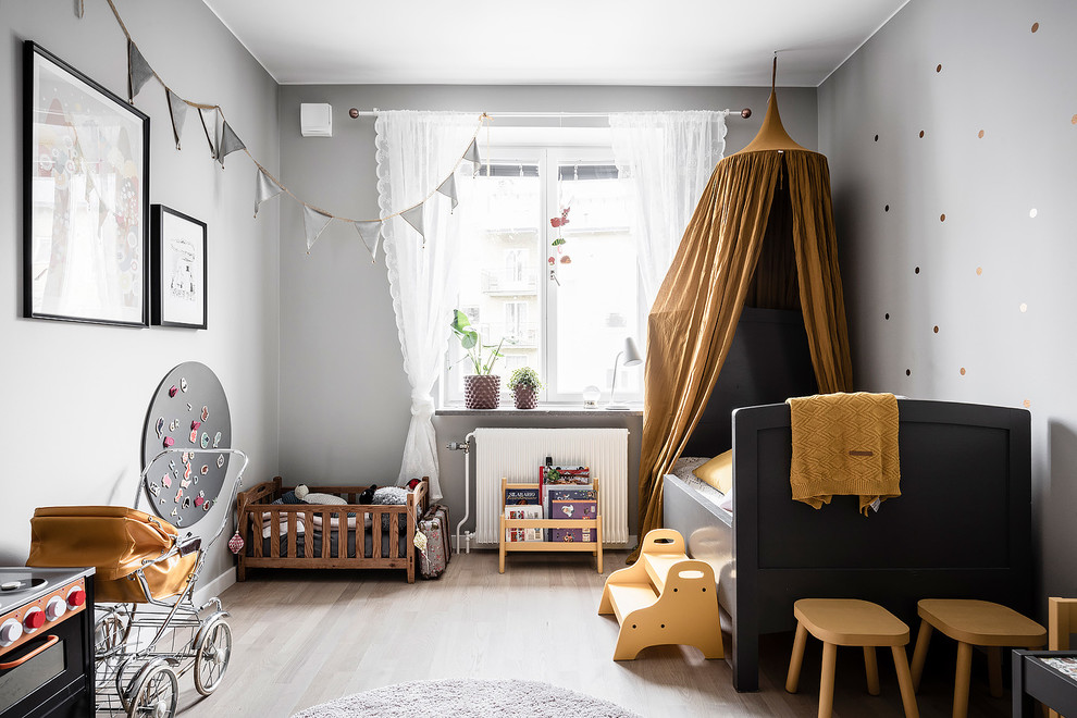 На фото: детская среднего размера в скандинавском стиле с спальным местом, серыми стенами, светлым паркетным полом и бежевым полом для девочки с
