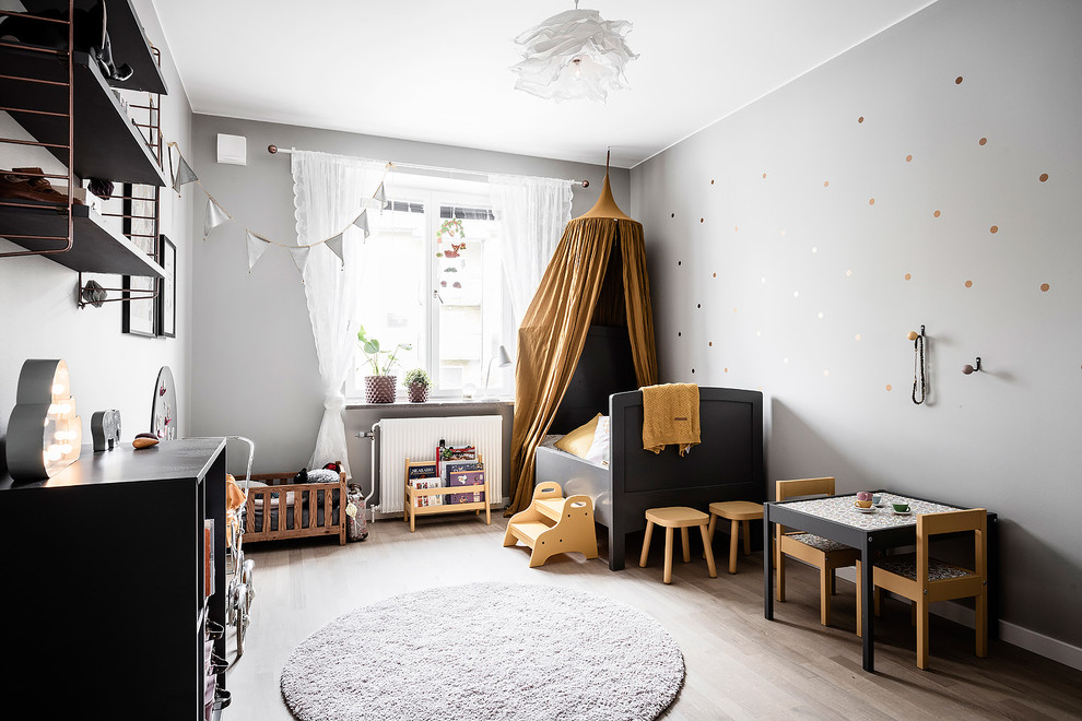 Inspiration för ett mellanstort minimalistiskt barnrum kombinerat med sovrum, med grå väggar och ljust trägolv