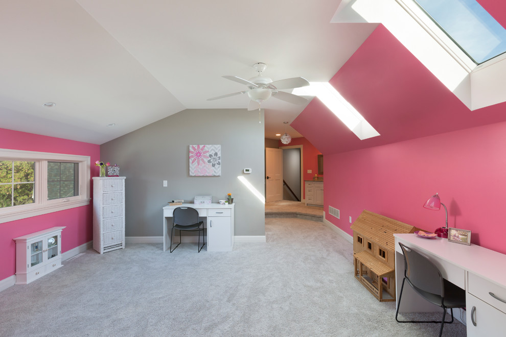 На фото: большая детская в стиле кантри с спальным местом, розовыми стенами, ковровым покрытием и серым полом для девочки с