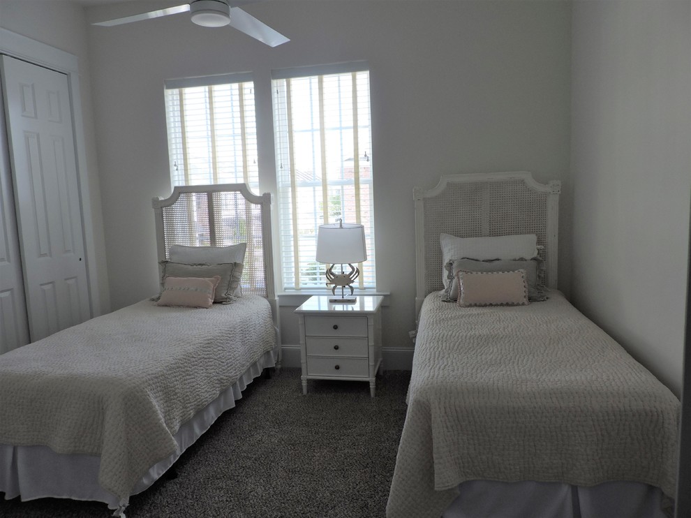 Foto på ett litet maritimt könsneutralt barnrum kombinerat med sovrum, med vita väggar och heltäckningsmatta
