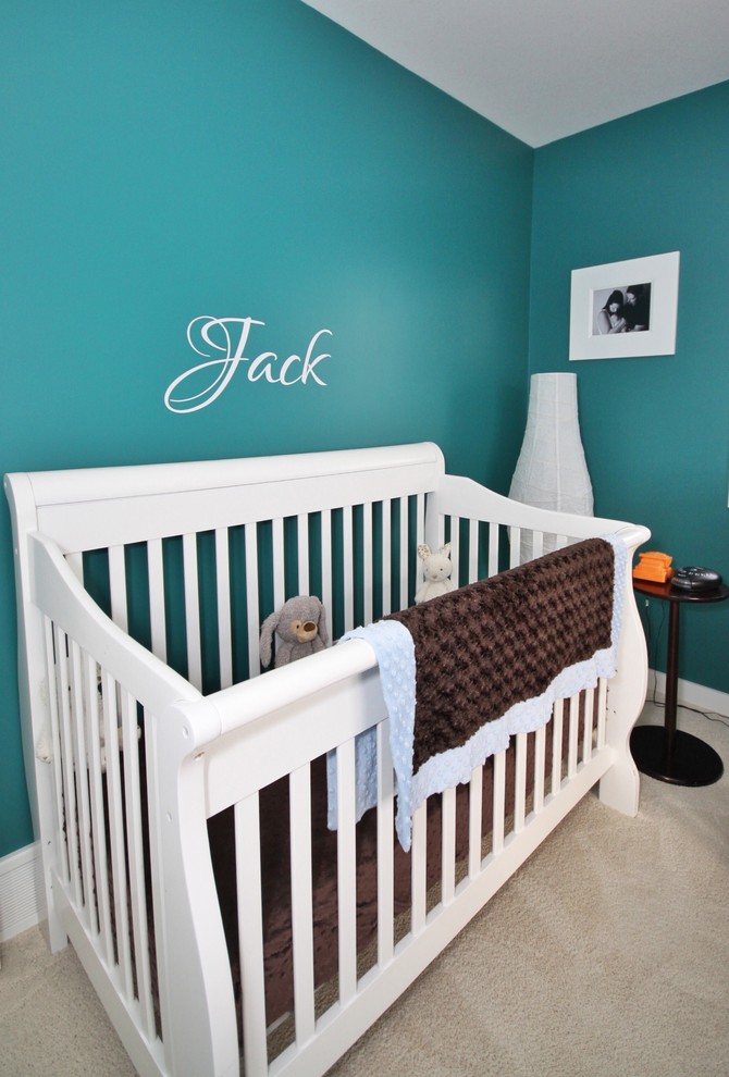 На фото: комната для малыша среднего размера в стиле модернизм с ковровым покрытием для мальчика