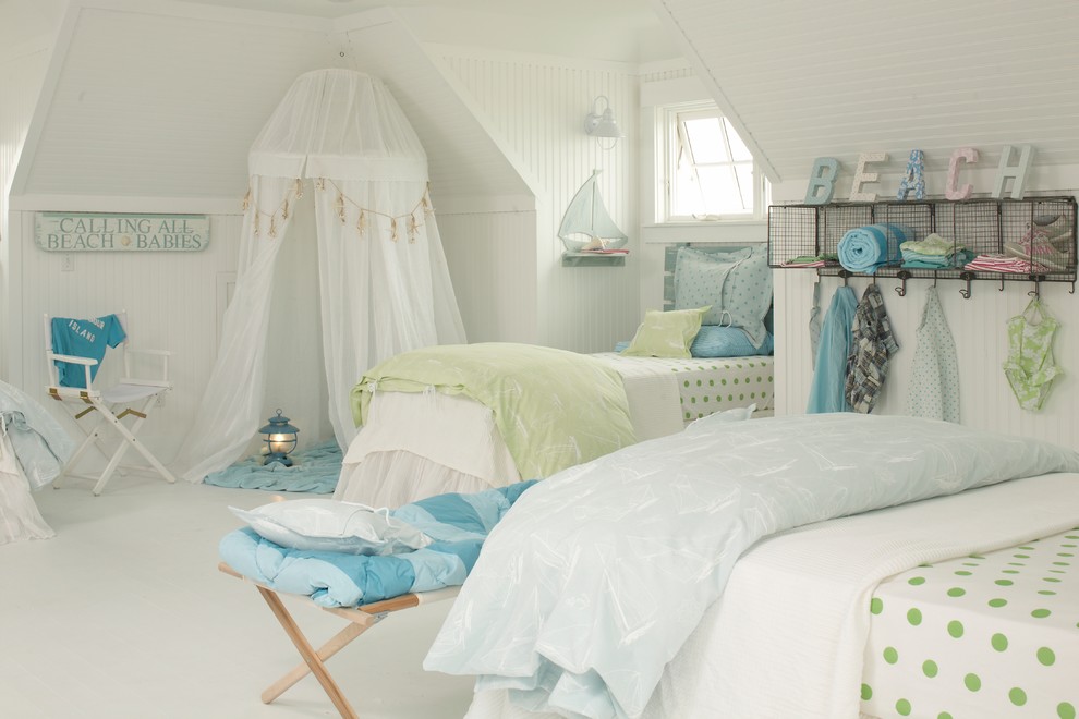 Exempel på ett mellanstort maritimt barnrum kombinerat med sovrum, med vitt golv, beige väggar och klinkergolv i porslin