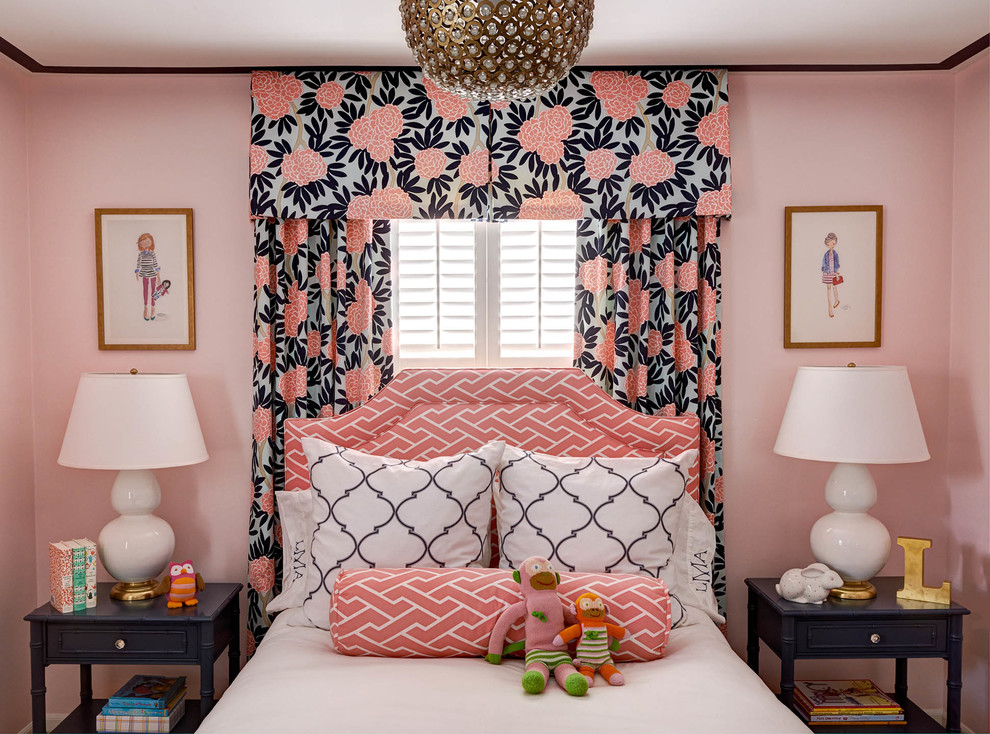 На фото: детская в стиле неоклассика (современная классика) с спальным местом и розовыми стенами для девочки