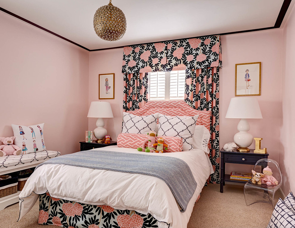 Mittelgroßes Klassisches Mädchenzimmer mit Schlafplatz, rosa Wandfarbe und Teppichboden in Charlotte