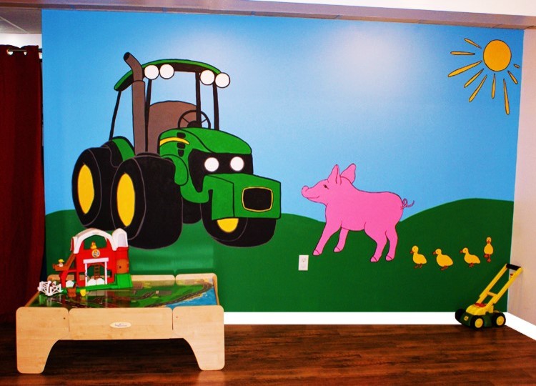 Idée de décoration pour une chambre d'enfant de 1 à 3 ans bohème avec un mur vert et parquet clair.