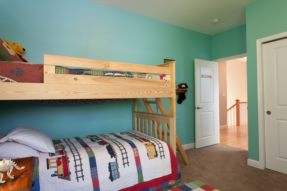 Exemple d'une petite chambre d'enfant de 4 à 10 ans chic avec un mur vert.
