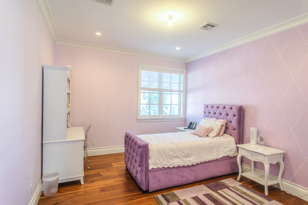 Foto de dormitorio infantil de 4 a 10 años clásico de tamaño medio con paredes púrpuras, suelo de madera en tonos medios y suelo marrón