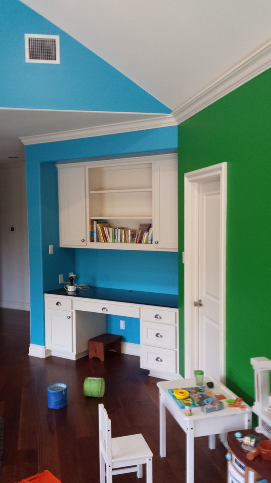 Bild på ett mellanstort vintage könsneutralt barnrum kombinerat med skrivbord och för 4-10-åringar, med blå väggar, mörkt trägolv och brunt golv