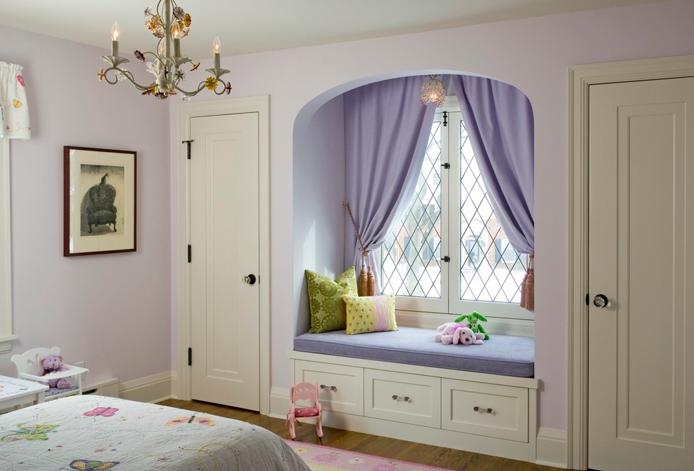 Exempel på ett mellanstort klassiskt flickrum kombinerat med sovrum och för 4-10-åringar, med lila väggar och mellanmörkt trägolv