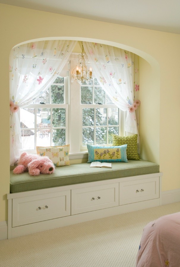 Inredning av ett klassiskt mellanstort flickrum kombinerat med sovrum och för 4-10-åringar, med gula väggar och heltäckningsmatta