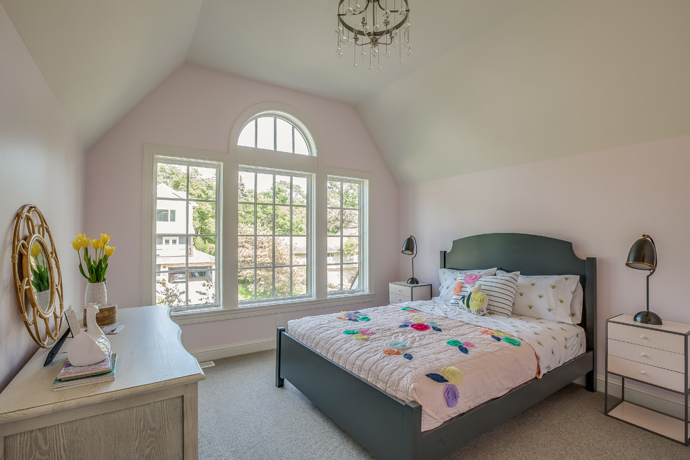 Inspiration pour une chambre de fille traditionnelle avec un mur rose, moquette et un sol gris.