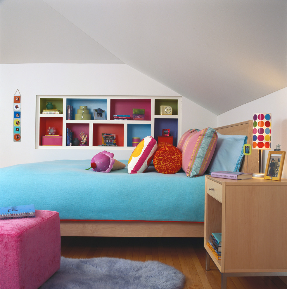 Immagine di una cameretta da letto minimal di medie dimensioni con pareti bianche e pavimento in legno massello medio