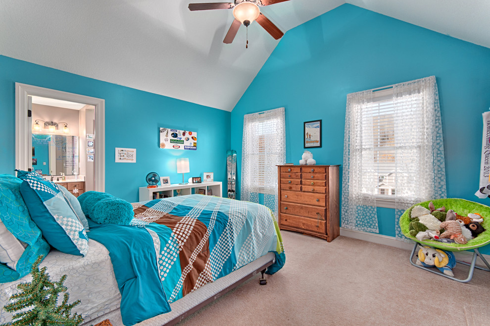Cette photo montre une grande chambre d'enfant chic avec un mur bleu et moquette.