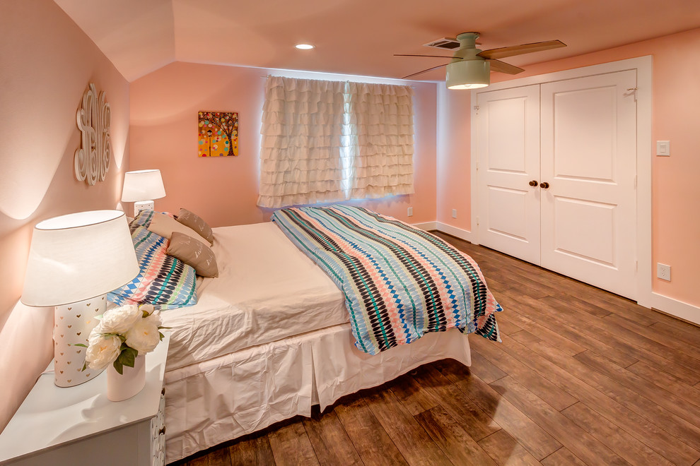 Inspiration för ett stort vintage barnrum kombinerat med sovrum, med rosa väggar, laminatgolv och brunt golv