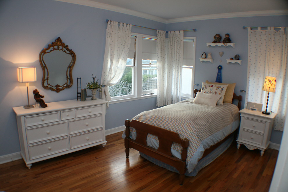 Modelo de dormitorio infantil clásico con paredes azules