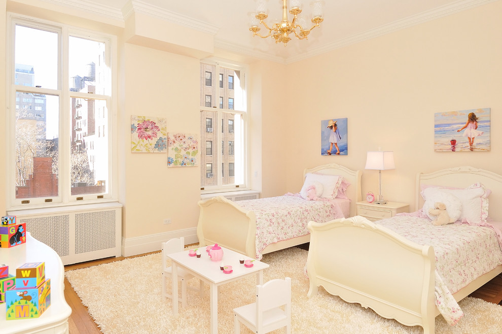 Klassisches Mädchenzimmer mit Schlafplatz, beiger Wandfarbe und braunem Holzboden in New York