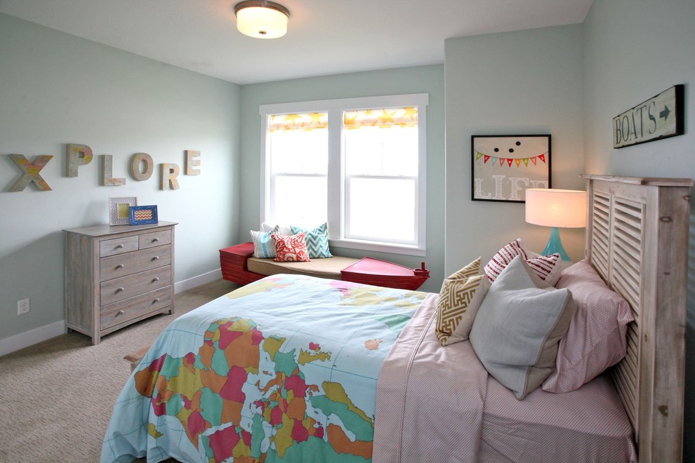 Klassisk inredning av ett barnrum kombinerat med sovrum, med blå väggar och heltäckningsmatta