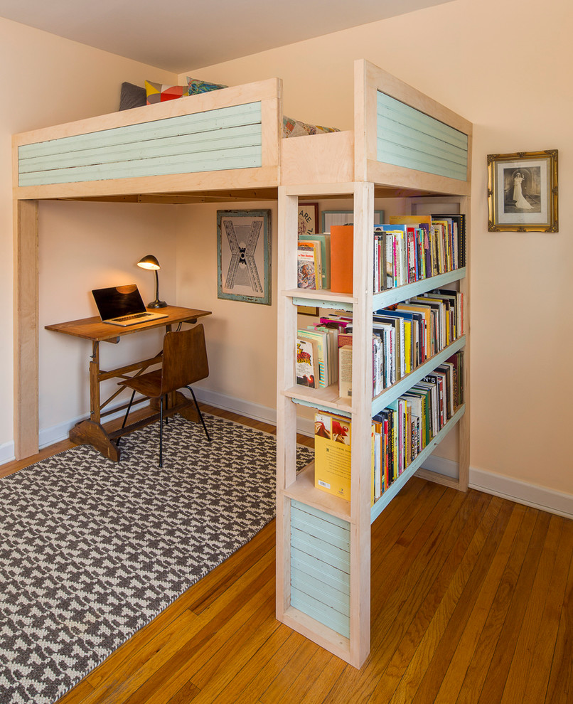 Idéer för ett klassiskt könsneutralt barnrum kombinerat med sovrum och för 4-10-åringar, med beige väggar och mellanmörkt trägolv