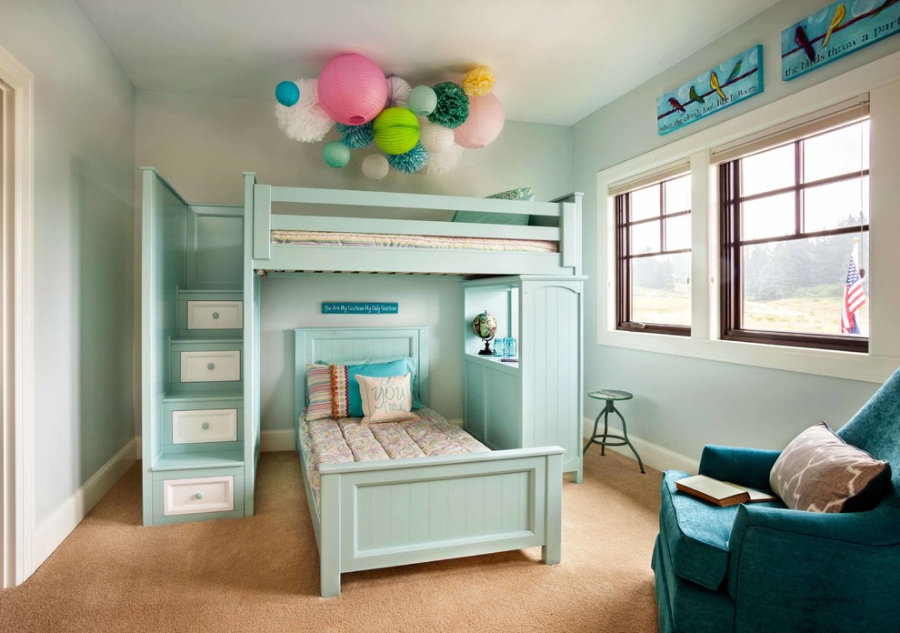 Cette photo montre une chambre d'enfant de 4 à 10 ans chic avec un mur bleu, moquette et un lit superposé.