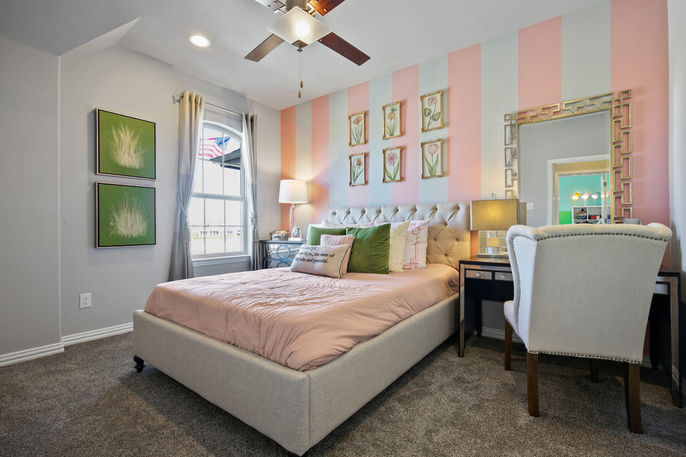 Großes Klassisches Mädchenzimmer mit Schlafplatz, rosa Wandfarbe, Teppichboden und grauem Boden in Dallas