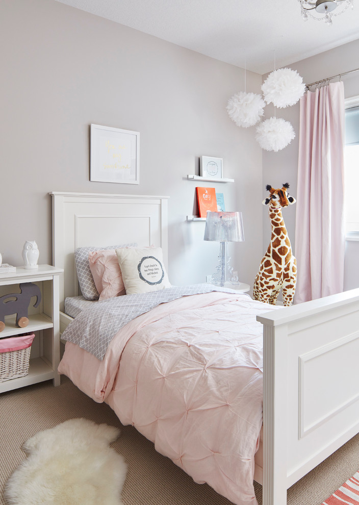 Cette photo montre une chambre d'enfant chic avec un mur gris, moquette et un sol beige.