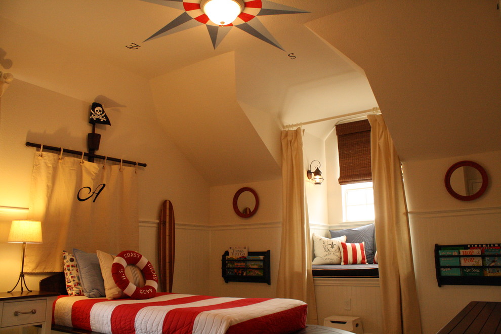 Inspiration för mellanstora klassiska barnrum kombinerat med sovrum, med beige väggar