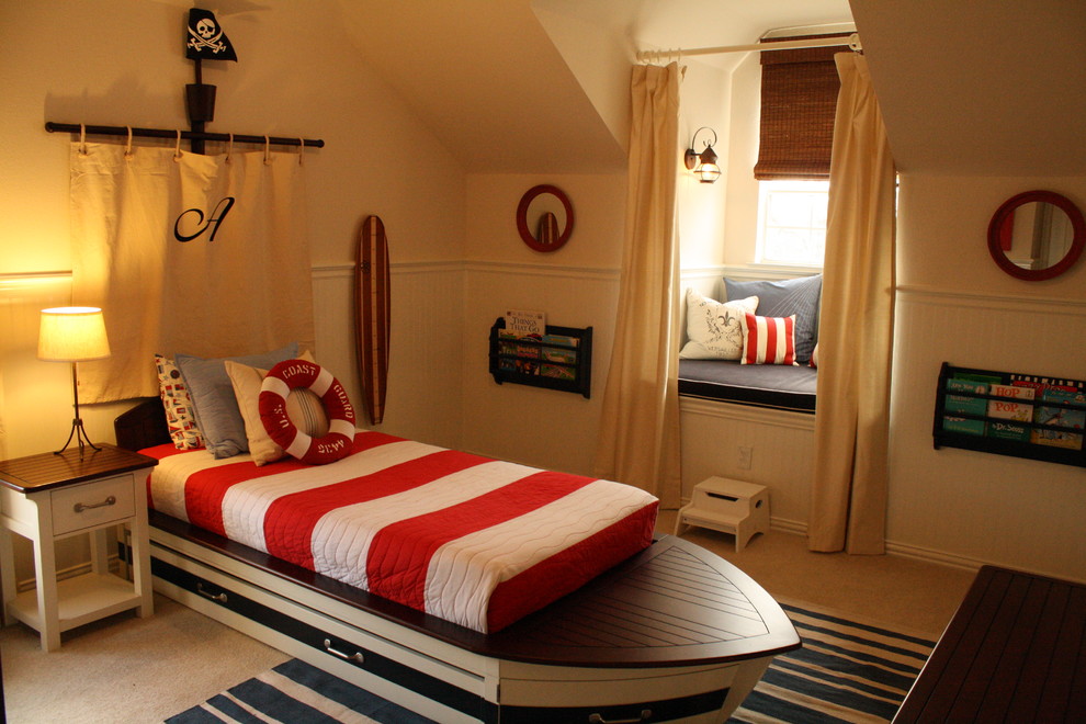 Inredning av ett klassiskt mellanstort barnrum kombinerat med sovrum, med beige väggar och heltäckningsmatta