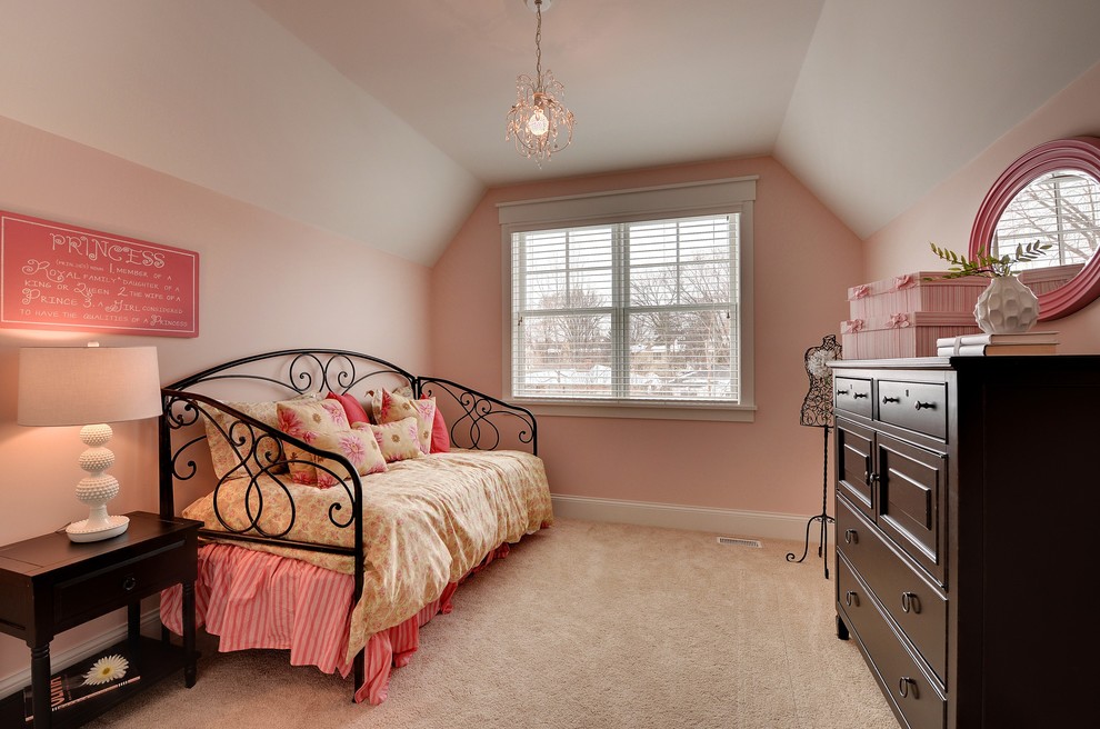 Immagine di una cameretta per bambini classica con pareti rosa