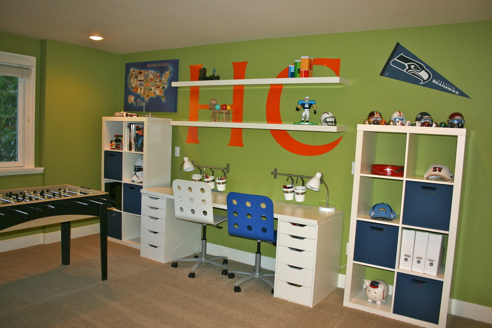 Cette photo montre une petite chambre d'enfant chic avec un mur vert et moquette.