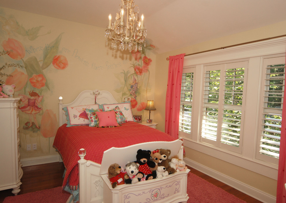 Inspiration för ett vintage flickrum kombinerat med sovrum och för 4-10-åringar, med gula väggar och mellanmörkt trägolv