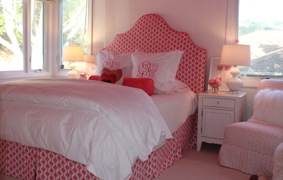 На фото: детская среднего размера в классическом стиле с спальным местом, белыми стенами и ковровым покрытием для девочки, подростка с