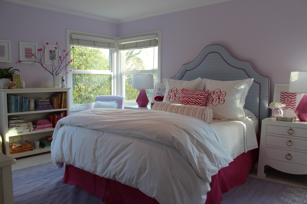 Idéer för att renovera ett mellanstort vintage barnrum kombinerat med sovrum, med lila väggar och heltäckningsmatta