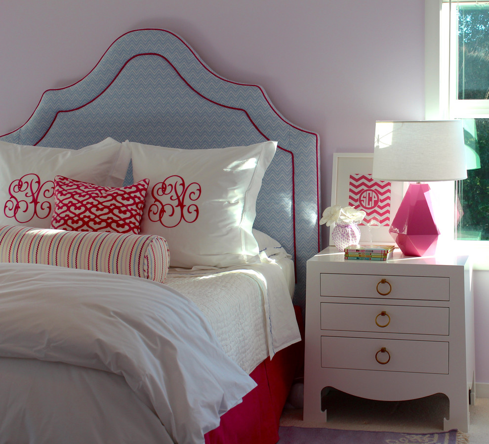 Idée de décoration pour une chambre d'enfant tradition de taille moyenne avec un mur violet et moquette.
