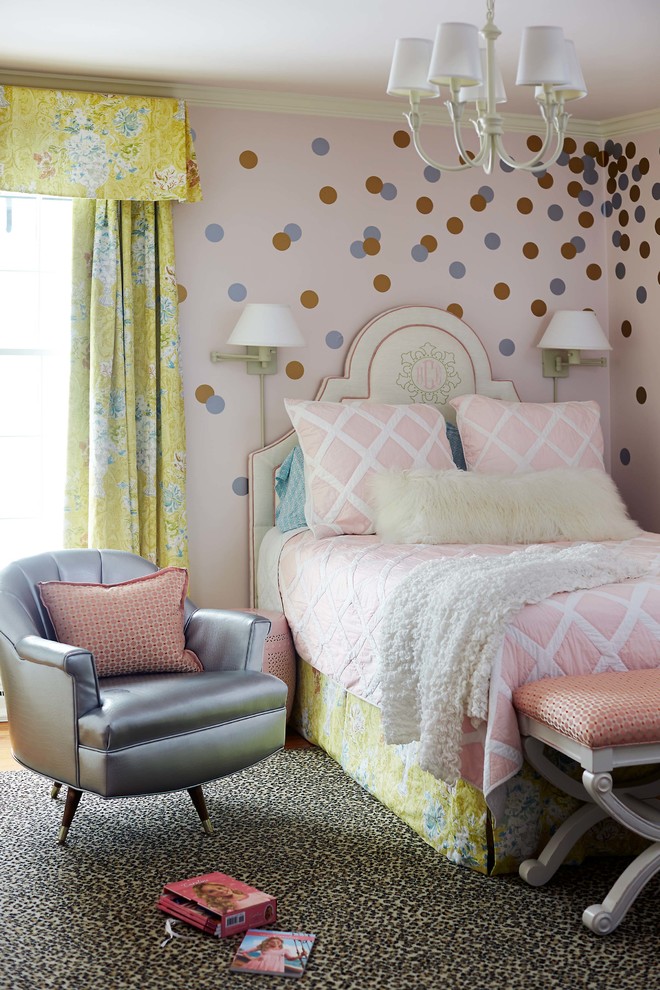 Exempel på ett klassiskt flickrum kombinerat med sovrum, med flerfärgade väggar
